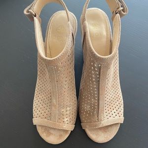 💛Beautiful and shimmery open toe heels 💛